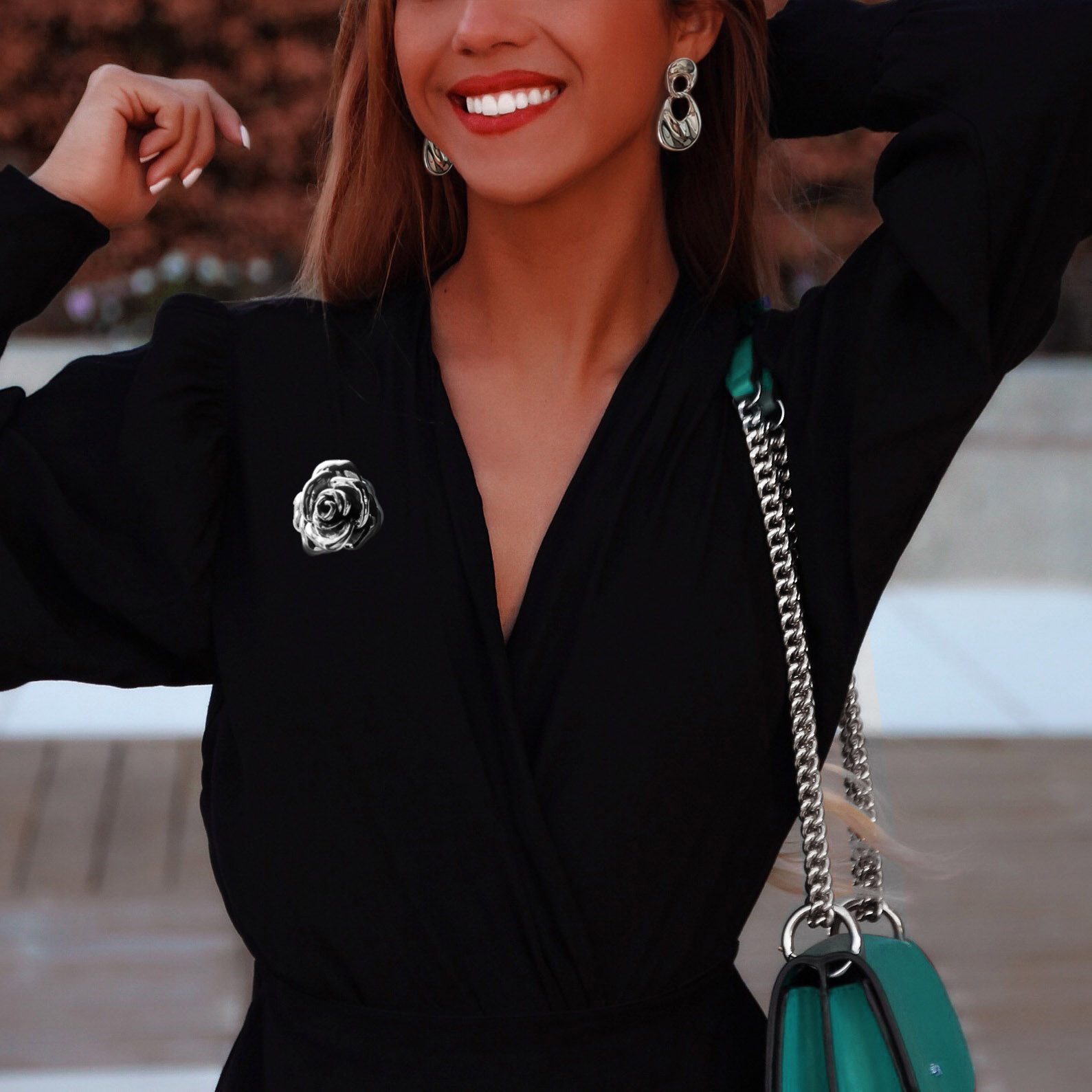 mujer sonriendo mostrando las joyas de plata de ley para mujer